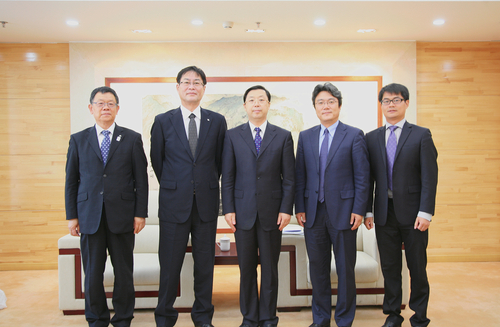 刘校长与北陆大学代表团合影 刘校长与北陆大学代表团合影