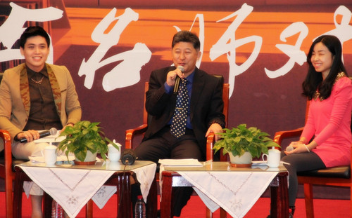 汉语速成学院院长刘长征教授(中 汉语速成学院院长刘长征教授(中