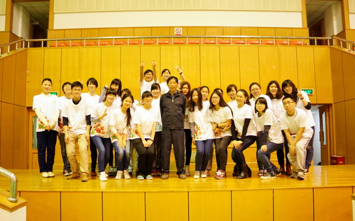 学员们同太极拳老师合影 学员们同太极拳老师合影