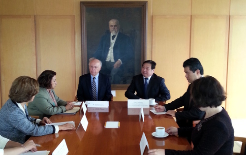 李宇明书记与墨西哥国立自治大学校长Robles博士进行交流-001 李宇明书记与墨西哥国立自治大学校长Robles博士进行交流-001