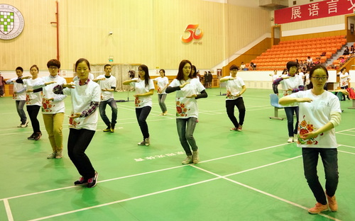 着装整齐的学员们参加比赛 着装整齐的学员们参加比赛