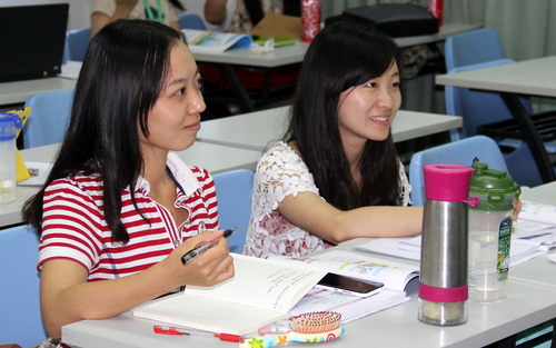 学员正在认真聆听指导教师的点评意见-001 学员正在认真聆听指导教师的点评意见-001