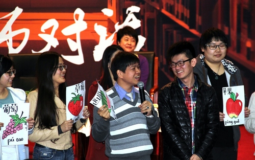 泰国教师吴春华与学员现场模拟“唱儿歌找水果”课堂活动 泰国教师吴春华与学员现场模拟“唱儿歌找水果”课堂活动