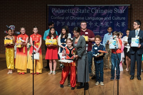 为“未来中文之星”颁奖 为“未来中文之星”颁奖