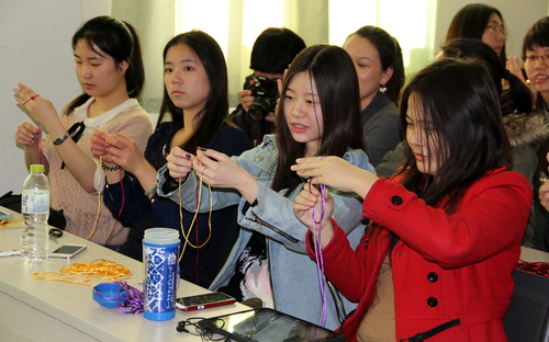 心灵手巧的志愿者们 心灵手巧的志愿者们