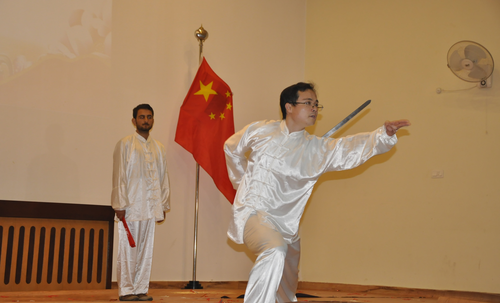 伊斯兰堡孔子学院单金涛老师的太极剑表演 伊斯兰堡孔子学院单金涛老师的太极剑表演