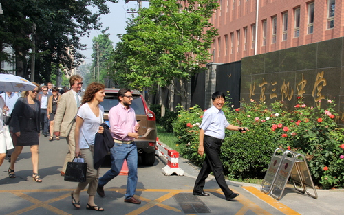 1-欧盟官员访华团一行来到北京三帆中学。 1-欧盟官员访华团一行来到北京三帆中学。