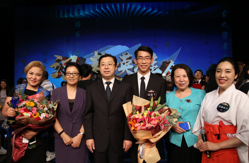 刘利校长与获奖选手合影 刘利校长与获奖选手合影