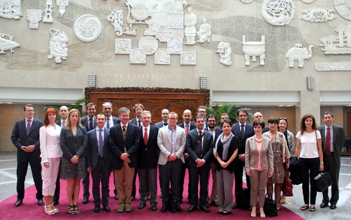 1-欧盟访华官员团在外交部会客大厅合影留念。 1-欧盟访华官员团在外交部会客大厅合影留念。