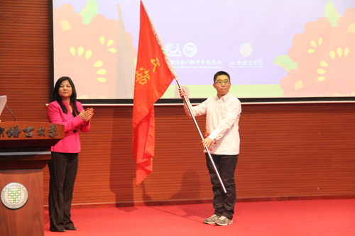 郭骄阳处长为志愿者代表授旗-001 郭骄阳处长为志愿者代表授旗-001