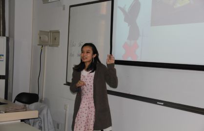 泰国助教认真讲解 泰国助教认真讲解