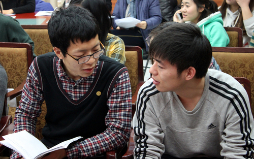 对话课上学员正在认真讨论 对话课上学员正在认真讨论