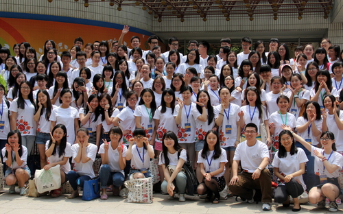 全体志愿者教师在逸夫教学楼前集体合影 全体志愿者教师在逸夫教学楼前集体合影