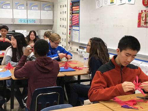 学生在认真剪”春“字 学生在认真剪”春“字